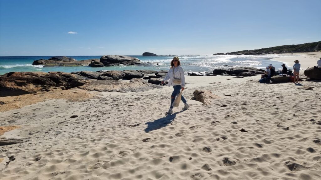 Marion Sonnenberg 在澳大利亚工作期间在海滩上散步。