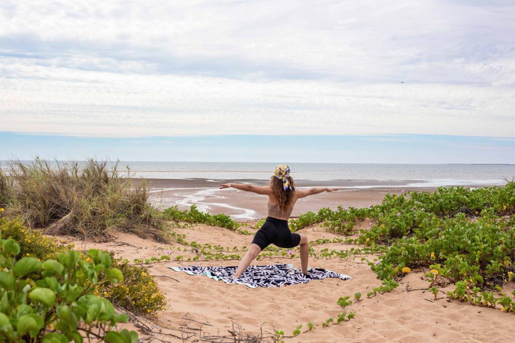 Marion Sonnenberg 在海滩上做瑜伽。 他们工作期间的空闲时间。