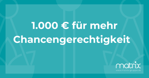 汽油色背景上的白色字母写着：1.000 欧元以获得更平等的机会